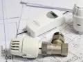 Termostato evoluto per detrazione 65, con valvole e schema tecnico.