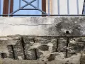 Beton bröckelt, Bewehrung rostet. Dieser Balkon braucht dringend eine Sanierung, um wieder sicher zu werden.