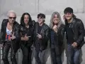 Les membres de Scorpions posent ensemble, vêtus de cuir, prêts à enflammer la scène.