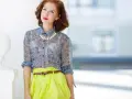 Elegancka kobieta w prześwitującej bluzce z wzorem zygzaków i limonkową spódnicą. Idealny przykład, co założyć pod prześwitującą bluzkę.
