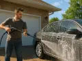 Man tvättar bilen med högtryckstvätt. Enkelt att vaxa hemma när bilen är ren.