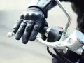 Jak dobrać rękawice motocyklowe? Mierz dłoń i nie popełnij błędu!