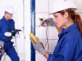 Samodzielna praca elektryka: Kiedy możesz, a kiedy musisz mieć asekurację?