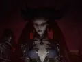 Lilith, la Madre del Engaño en Diablo 4, mira fijamente con sus ojos azules, rodeada de una atmósfera sombría y un seguidor encapuchado.