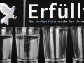 Ein weißer Taube schwebt über vier Gläsern, eines davon wird gefüllt. "Erfüllt! Der Heilige Geist macht den Unterschied.