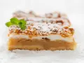Szarlotka z pianką, posypana cukrem pudrem i udekorowana miętą. Najlepsza jaką jadłam!