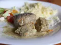 Miękkie pulpety drobiowe w sosie z koperkiem i marchewką, podane z purée ziemniaczanym i sałatką.