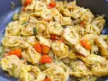 Pyszne danie z tortellini na obiad, z pomidorkami koktajlowymi i cukinią, doprawione ziołami.