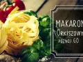 Makaron orkiszowy, świeża bazylia i pomidory na drewnianym blacie. Pyszna inspiracja!
