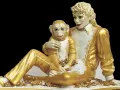 Jeff Koons-konstverk: en gyllene skulptur av Michael Jackson med sin apa Bubbles, omgivna av blommor.