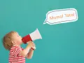 Mały chłopiec w czerwono-białe paski trzyma megafon i woła "Mama! Tata!".