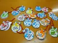Manualidades flamencas para niños: castañuelas de papel con huellas dactilares de colores, decoradas para el Día del Flamenco.