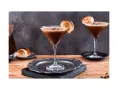 Espresso Martini przepis: dwa eleganckie kieliszki z kawowym drinkiem, ozdobione palonymi piankami i ziarnami kawy. Idealny na wieczór.