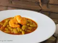 Plato de verdinas con langostinos, un guiso casero lleno de sabor.