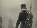 Rycerz z The Order 1886 2, z karabinem na plecach, w otoczeniu mgły i innych członków zakonu.