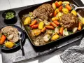 Hackbraten mit Kartoffeln und Karotten aus dem Ofen. Wie lange braucht ein Hackbraten 500g im Ofen? Ca. 45-60 Min.