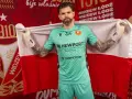 Bramkarz w zielonym stroju z polską flagą. Nowe widzew transfery w Łodzi.