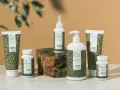En samling hårvårdsprodukter med biotin, inklusive schampo, balsam, serum och kosttillskott. Biotin mat för starkare hår.