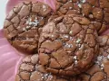 Mörka, spröda brownie cookies med flingsalt. Perfekta för fikat!