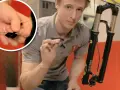 Man visar hur man byta bromsklossar på en cykel. En närbild visar en liten svart bromskloss.