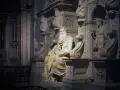 Majestatyczny Mojżesz, jedna z najbardziej znanych rzeźb Michała Anioła, siedzi w otoczeniu innych marmurowych dzieł.