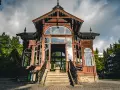 Drewniany pawilon w Karlovej Studance, ozdobiony lampkami, zaprasza do środka. Wspaniała architektura i otoczenie lasu tworzą magiczną atmosferę.