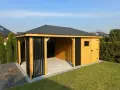 Nowy, drewniany domek z czarnymi żaluzjami to świetny pomysł na wejście do domu, oferujący schronienie i styl.