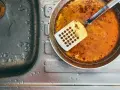 Zlepek zużytego oleju gastronomicznego na patelni obok zlewu.