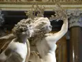 Apollon et Daphné, chef-d'œuvre de Bernin, capture le moment où la nymphe se métamorphose en laurier pour échapper au dieu.