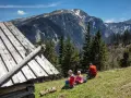 Rodzina odpoczywa przy szałasie, podziwiając Tatry. Idealne tatry atrakcje dla leniwych, gdzie można usiąść i cieszyć się widokiem.