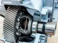 Sezione di un differenziale con ingranaggi metallici e cuscinetti.