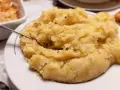 Góra pysznego, domowego panczkrautu, gotowego do podania. Obok pieczony kurczak i zapiekanka.