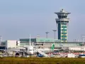 Wieża kontroli lotów i samoloty na lotnisku Orly.