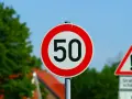 Znak ograniczenia prędkości do 50 km/h. Uważaj, przekroczenie prędkości o 50 km/h może być niebezpieczne.