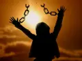 Silhouette einer Person, die sich von Ketten befreit, symbolisiert die Vergebung, wie sie in der Bibel gelehrt wird.