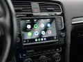 Ekran samochodu z widoczną aplikacją Android Auto, wyświetlającą ikony Kalendarz, Mapy, Spotify, WhatsApp i inne.
