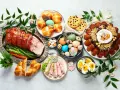 Wielkanocny stół pełen pyszności: pieczony schab, babka, pasztety, jajka, bułeczki i inne przekąski na wielkanoc.