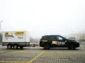 Czarny SUV z przyczepą szkoleniową "JA ZDAM" na placu manewrowym. Zestaw do kategorii B+E gotowy do egzaminu.