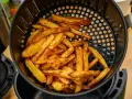 Złociste, chrupiące frytki z airfryer, gotowe do podania. Idealna przekąska bez nadmiaru tłuszczu.