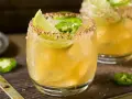 Ostra margarita z limonką i papryczką jalapeño, idealna na gorące dni. Prosty margarita przepis.