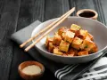 Chrupiące kostki tofu w sosie, pałeczki i sezam. Tak smakuje tofu!