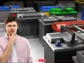 Uomo pensieroso davanti a diverse batterie per auto, cercando di capire che batteria monta la mia auto.