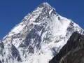 Lodowy gigant K2, najwyższy szczyt Karakorum, wznosi się dumnie na tle błękitnego nieba.