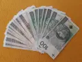 Stos banknotów 100 i 200 zł, gotowy na darowiznę dla dziecka.