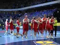Piłkarze ręczni w czerwonych strojach świętują na boisku. Fani na trybunach kibicują. To może być ważny moment w kontekście mistrzostwa świata w piłce ręcznej terminarz.