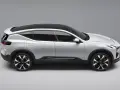 Srebrny SUV Polestar 3 z czarnym dachem i żółtymi zaciskami hamulcowymi, widziany z boku.
