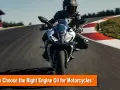Motociclista in pista, con un casco integrale e tuta in pelle. La moto sportiva è in primo piano, con un testo che suggerisce l'importanza dell'olio sintetico per le prestazioni.