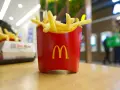 Ile kosztują duże frytki w McDonald's? Cennik i jak oszczędzać