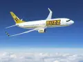 Samolot Buzz, należący do Ryanair, leci nad chmurami. Idealny na wakacje, zabierze Twój bagaż w słoneczne miejsce.