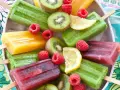 Bunte Fruchteis am Stiel, perfekt zum kinder eis selber machen. Mit Kiwi, Himbeeren und Zitrone.